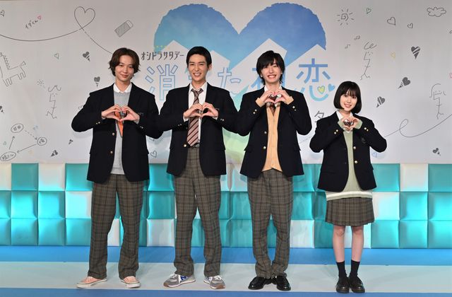 道枝駿佑＆目黒蓮の制服姿がまぶしい！ドラマ「消えた初恋」記者会見：フォトギャラリー