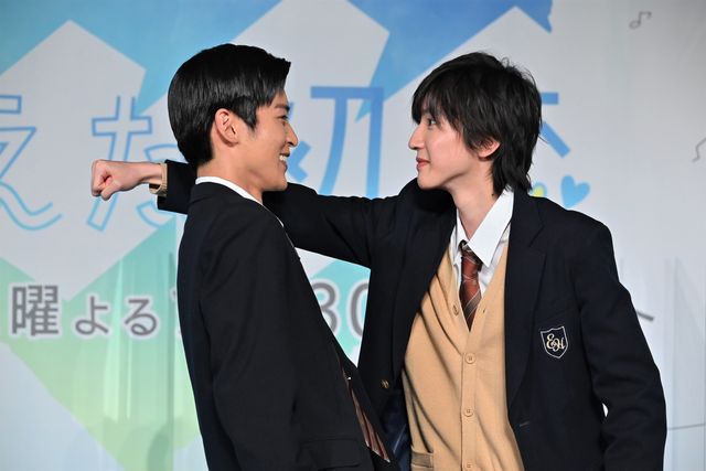 道枝駿佑＆目黒蓮の制服姿がまぶしい！ドラマ「消えた初恋」記者会見（2枚目）