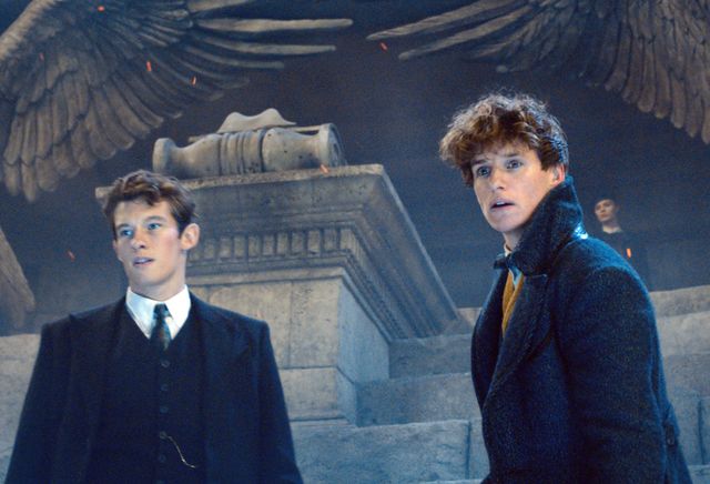 ニュートの兄テセウス役のカラム・ターナー（左） - 第2弾『ファンタスティック・ビーストと黒い魔法使いの誕生』より