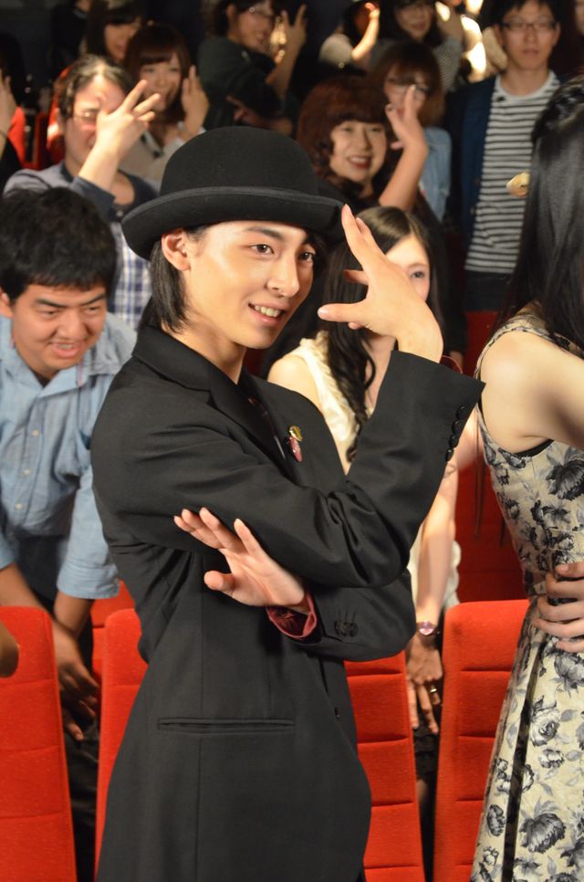 イケメン俳優・高杉真宙が決めポーズ！初日舞台あいさつフォトギャラリー：フォトギャラリー