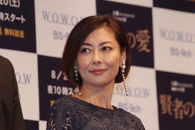 高岡早紀が肩出しドレスで登場！「連続ドラマW 賢者の愛」完成披露試写会フォトギャラリー（5枚目）