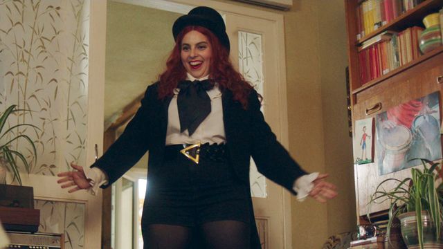 ビーニー・フェルドスタイン主演『ビルド・ア・ガール』場面写真：フォトギャラリー