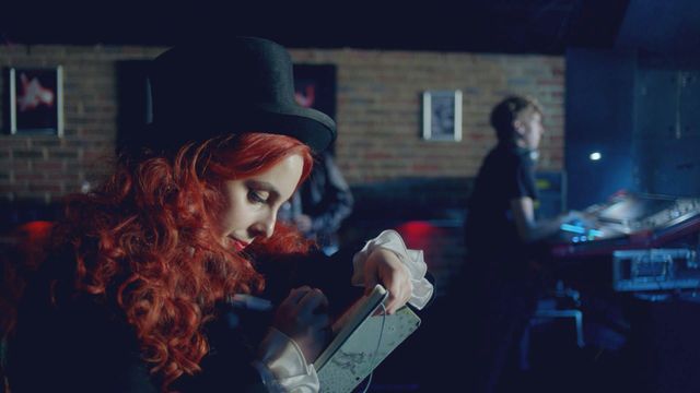 ビーニー・フェルドスタイン主演『ビルド・ア・ガール』場面写真（2枚目）