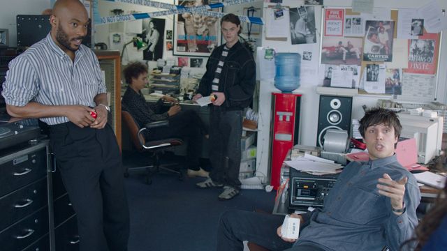 ビーニー・フェルドスタイン主演『ビルド・ア・ガール』場面写真（8枚目）