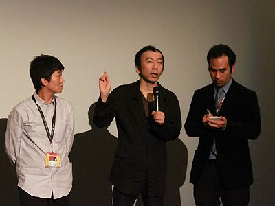 第36回トロント国際映画祭で質疑応答中の塚本晋也監督