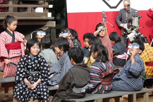 滝田洋二郎監督が金環日食を観察！映画『天地明察』のヒット祈願イベントフォトギャラリー：フォトギャラリー