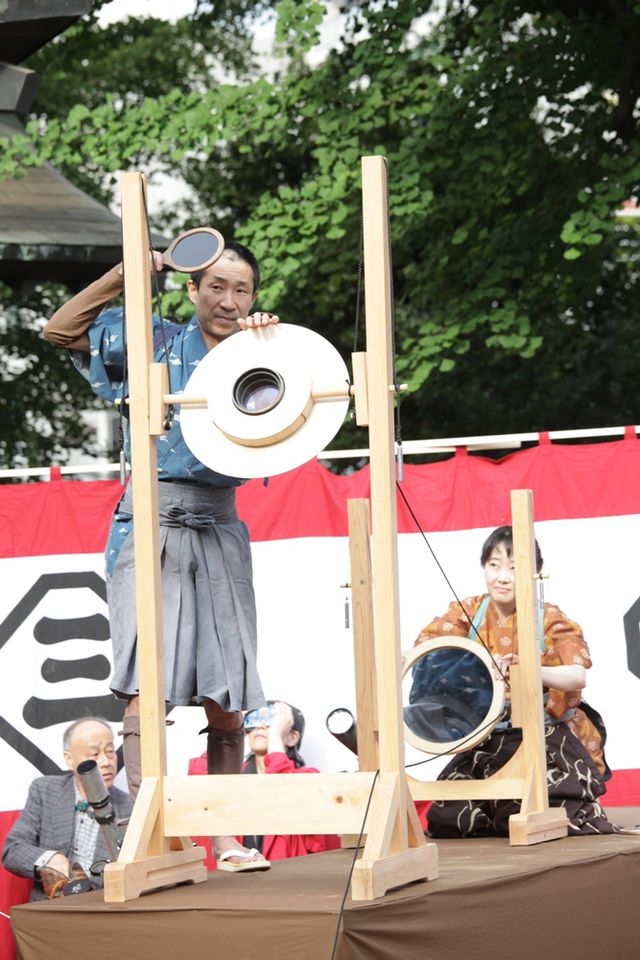 滝田洋二郎監督が金環日食を観察！映画『天地明察』のヒット祈願イベントフォトギャラリー（3枚目）