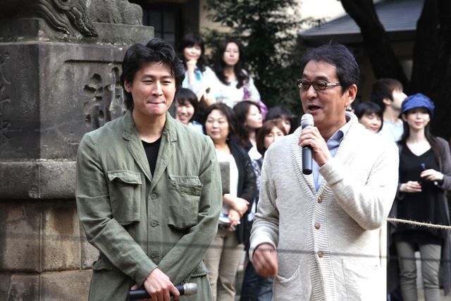 滝田洋二郎監督が金環日食を観察！映画『天地明察』のヒット祈願イベントフォトギャラリー（4枚目）