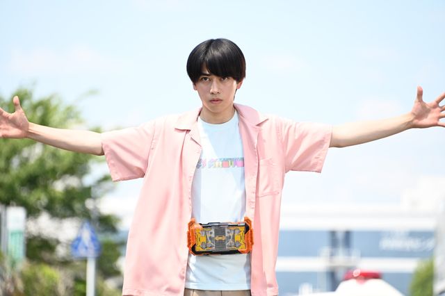 ミナトが出題する錬金術師の試験とは？「仮面ライダーガッチャード」第2話場面カット（4枚目）