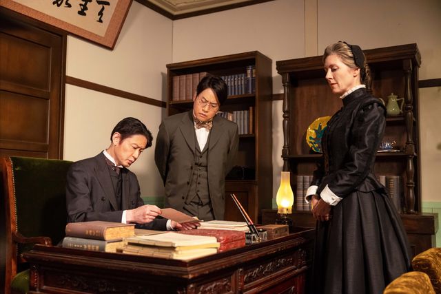 【画像9枚】朝ドラ「風、薫る」バーンズ（エマ・ハワード）が院長（筒井道隆）たちと話して…第55回場面写真：フォトギャラリー