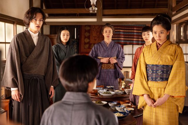 【画像9枚】朝ドラ「風、薫る」バーンズ（エマ・ハワード）が院長（筒井道隆）たちと話して…第55回場面写真（2枚目）