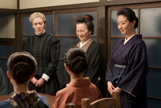 【画像9枚】朝ドラ「風、薫る」バーンズ（エマ・ハワード）が院長（筒井道隆）たちと話して…第55回場面写真（5枚目）