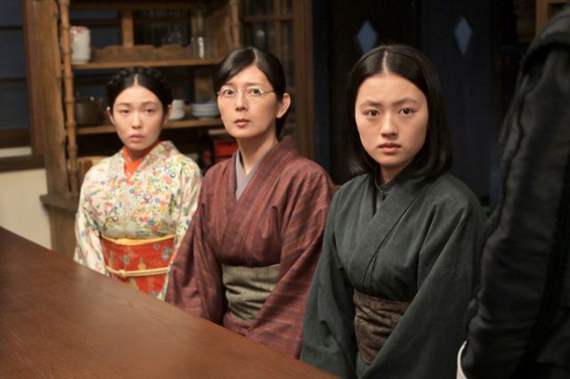 【画像9枚】朝ドラ「風、薫る」バーンズ（エマ・ハワード）が院長（筒井道隆）たちと話して…第55回場面写真（7枚目）