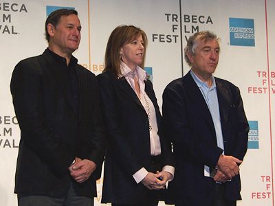 （左から）チーフ・クリエイティブ・オフィサーのゲオフ・ギルモアと主催者ジェーン・ローゼンタール、ロバート・デ・ニーロ