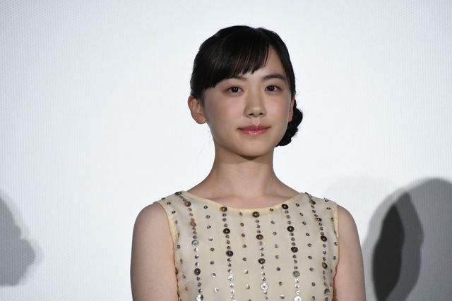 田中圭、芦田愛菜＆木村佳乃と『ゴジラ』ポーズ！：フォトギャラリー