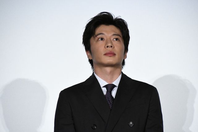 田中圭、芦田愛菜＆木村佳乃と『ゴジラ』ポーズ！（2枚目）