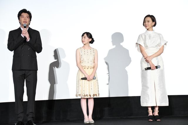 田中圭、芦田愛菜＆木村佳乃と『ゴジラ』ポーズ！（9枚目）