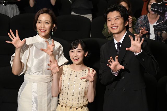 田中圭、芦田愛菜＆木村佳乃と『ゴジラ』ポーズ！（12枚目）