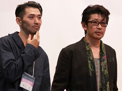 出席した村上淳とリスキーな企画ながら参加の喜びを語った永瀬正敏（左から）