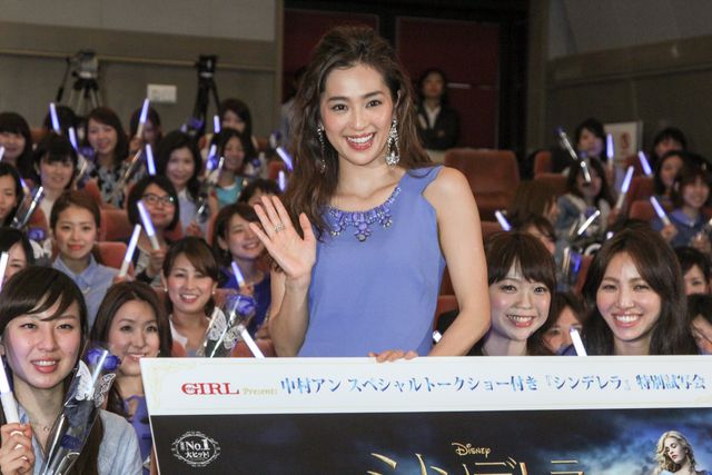 中村アン、シンデレラブルーのドレスで登場！『シンデレラ』特別試写会フォトギャラリー（5枚目）