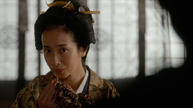 第33回より高岳（冨永愛）に手袋を見せる大崎（映美くらら）