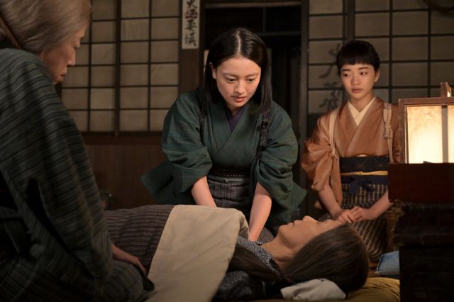 【画像6枚】朝ドラ「風、薫る」直美（上坂樹里）がりん（見上愛）の手を取って…第73回場面写真（6枚目）