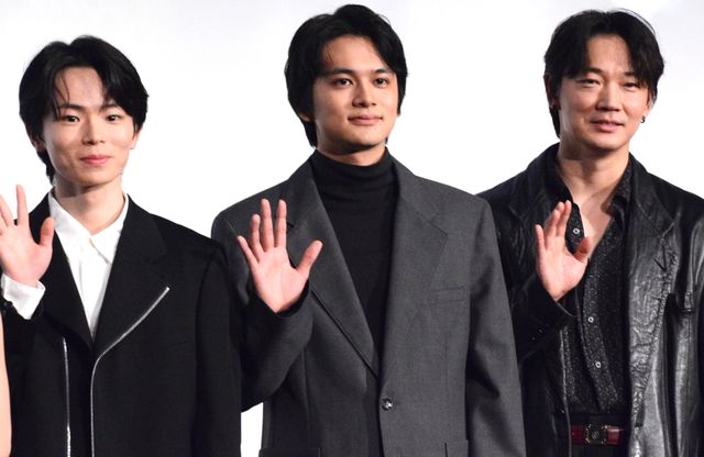 アジやキンメダイをさばいているという北村匠海（中央）と林裕太、綾野剛