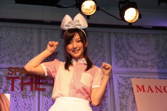 まのえり、メイド服でポーズ！写真集「MANO DATE」イベントフォトギャラリー（3枚目）