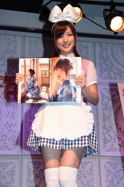 まのえり、メイド服でポーズ！写真集「MANO DATE」イベントフォトギャラリー（5枚目）