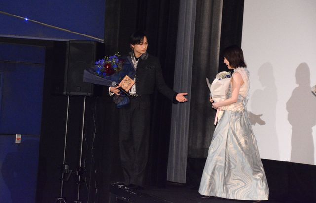 中島健人、miletを優しくエスコート!映画『知らないカノジョ』初日舞台あいさつ:フォトギャラリー