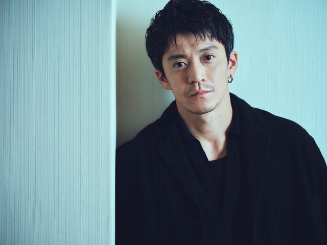 俳優という仕事の魅力を語る小栗旬。