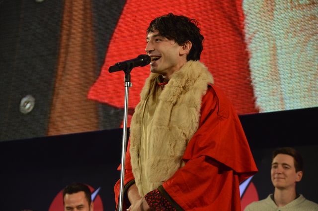 お茶目なエズラ・ミラー、東京コミコンで暴走！：フォトギャラリー