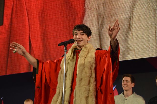 お茶目なエズラ・ミラー、東京コミコンで暴走！（2枚目）