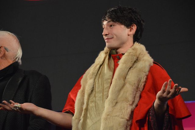 お茶目なエズラ・ミラー、東京コミコンで暴走！（6枚目）