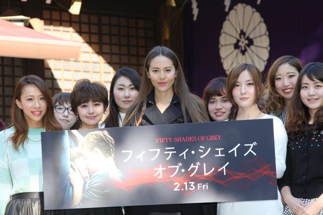 道端ジェシカ、胸元がざっくりと開いたセクシーな服装で登場！フォトギャラリー（4枚目）