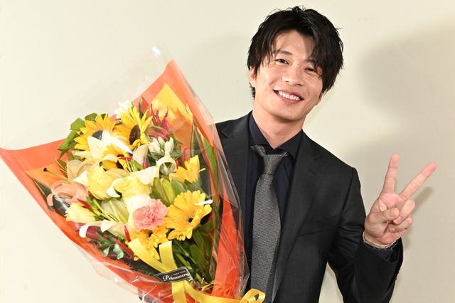 田中圭「キワドい2人 -K2- 池袋署刑事課神崎・黒木」クランクアップに笑顔！：フォトギャラリー