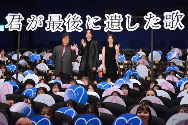 道枝駿佑＆めるる、中継カメラに神サービス！映画『君が最後に遺した歌』初日舞台あいさつ（2枚目）