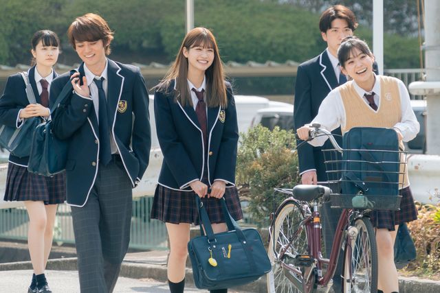 生見愛瑠が制服姿で笑顔！岩本照主演『モエカレはオレンジ色』場面カット：フォトギャラリー