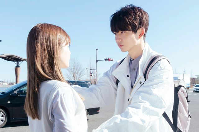 生見愛瑠が制服姿で笑顔！岩本照主演『モエカレはオレンジ色』場面カット（2枚目）