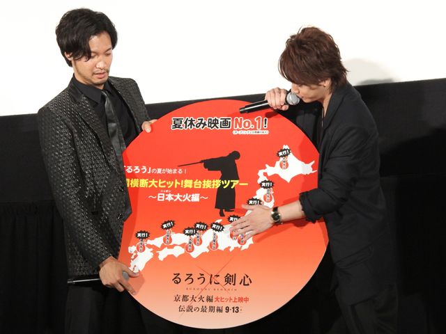 『るろうに剣心』佐藤健、全国10都市12回の舞台あいさつツアーを終え、笑顔　画像ギャラリー（6枚目）