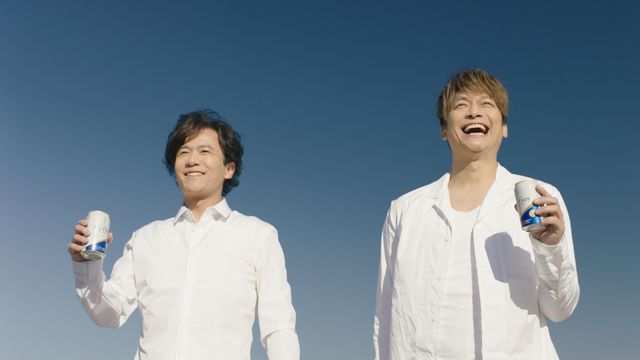 まさに晴れやかな笑顔を見せる稲垣吾郎と香取慎吾