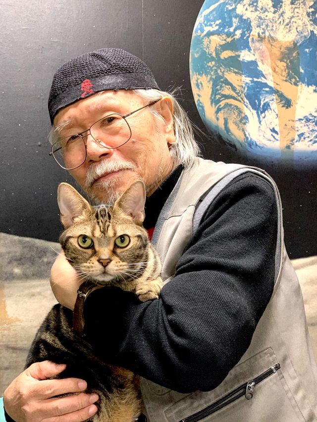 愛猫の四代目ミーくんと一緒に写る松本零士さん（2020年撮影）