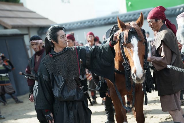 『室町無頼』大泉洋、長尾謙杜、堤真一らメイキング＜5枚＞（4枚目）