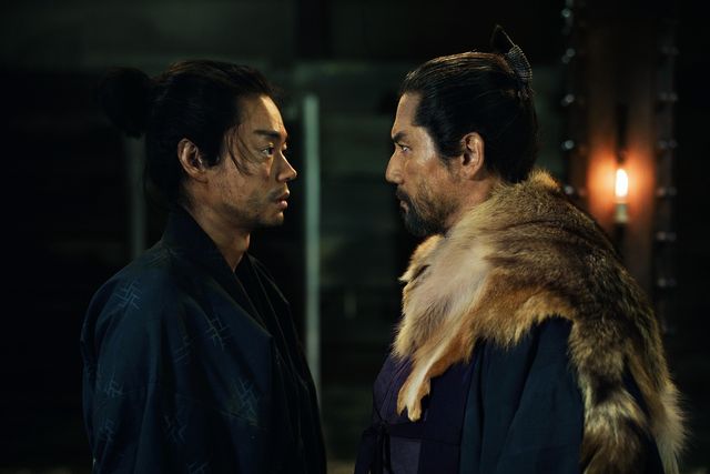 荒木村重（本木雅弘）と黒田官兵衛（菅田将暉）が睨み合う…『黒牢城』場面写真＜9枚＞（2枚目）