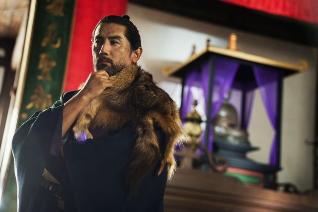 荒木村重（本木雅弘）と黒田官兵衛（菅田将暉）が睨み合う…『黒牢城』場面写真＜9枚＞（8枚目）