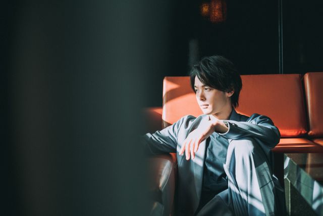 陽だまりの中で…中村倫也インタビューカット＜11枚＞：フォトギャラリー