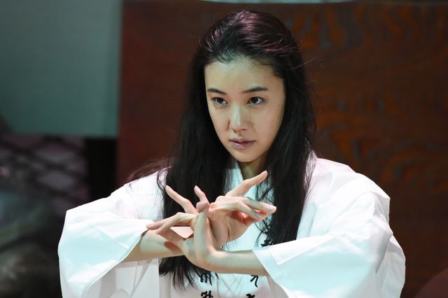 蒼井優の女霊媒師ルック：フォトギャラリー