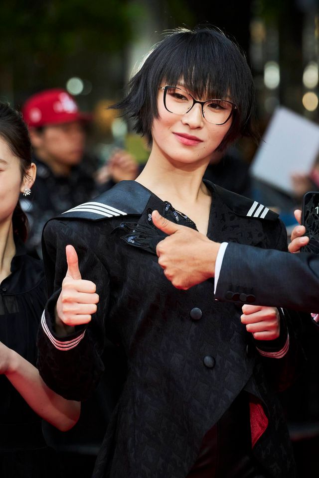 新しい学校のリーダーズ・SUZUKA、超奇抜衣装でレッドカーペット登場：フォトギャラリー