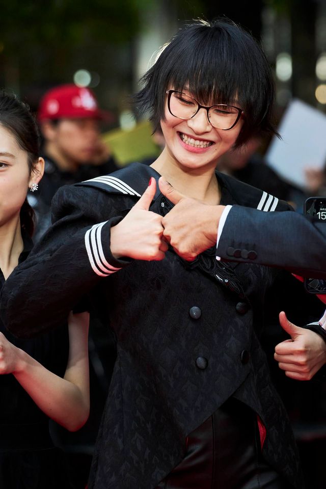 新しい学校のリーダーズ・SUZUKA、超奇抜衣装でレッドカーペット登場（4枚目）