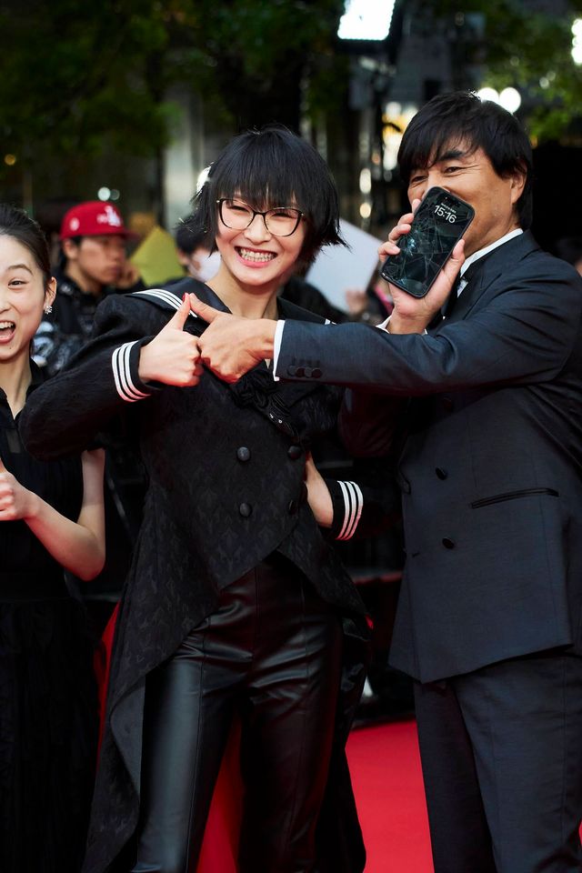 新しい学校のリーダーズ・SUZUKA、超奇抜衣装でレッドカーペット登場（5枚目）